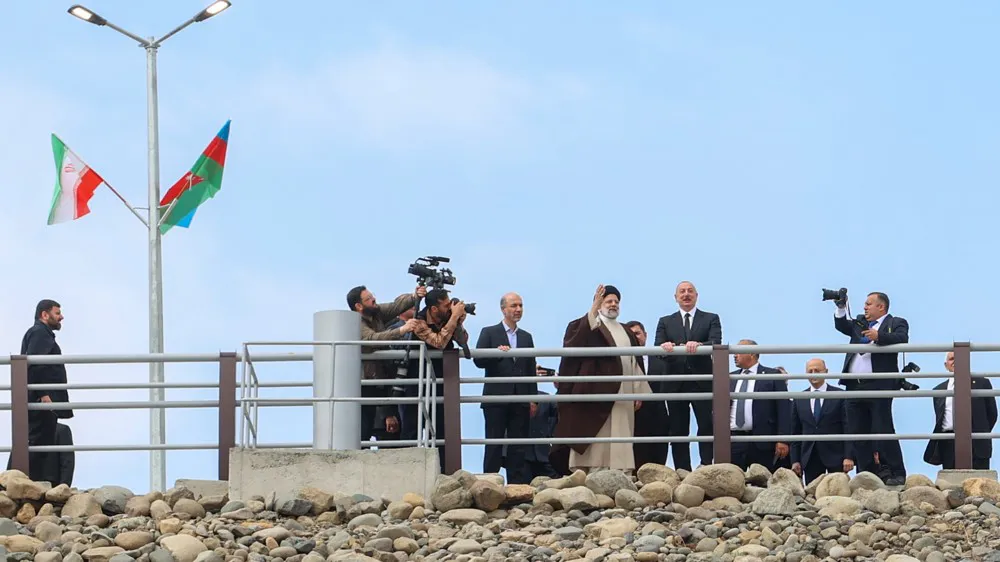 1El presidente iraní Ebrahim Raisi junto con el Presidente de Azerbaiyán Ilham Alliyev inaugurando la presa de Quiz Qalasi. Presidencia iraní