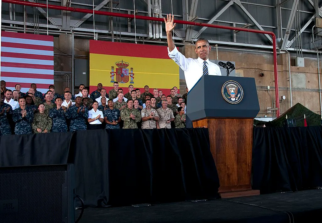 El presidente Barack Obama es recibido por militares estadounidenses y españoles junto con sus familias durante su visita a la Estación Naval de Rota, 10 de julio de 2016. Fuente: Dominio Público