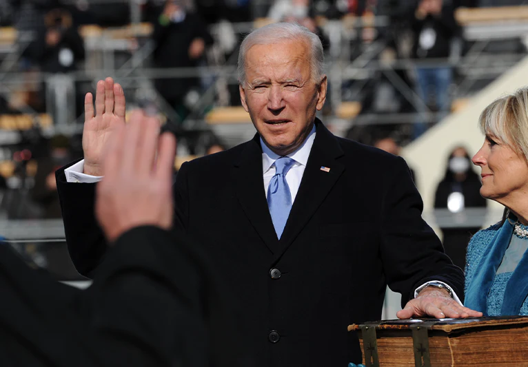 Joseph R. Biden Jr., 46.º presidente de los Estados Unidos, presta juramento como presidente en el frente oeste del Capitolio de los Estados Unidos el 20 de enero de 2021 a las 11:49 a. m .
