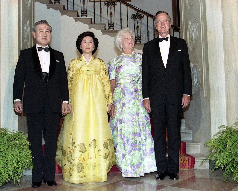 El presidente George HW Bush y su esposa Barbara Bush ofrecen una cena de Estado para el presidente coreano Roh Tae-woo y su esposa Kim Ok-suk en la Casa Blanca. -- 2 de julio de 1991