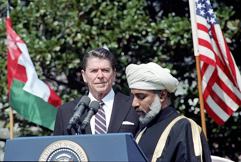 Ronald Reagan durante la ceremonia de llegada del Sultán Qaboos Bin Said, 4/12/1983