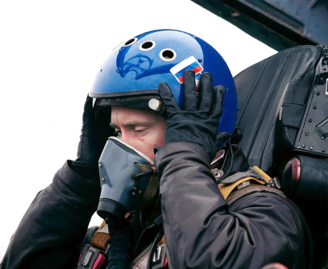 El entonces presidente interino Vladímir Putin llega a Grozni en un avión de combate SU-27, 20 de marzo del 2000. Fuente: Kremlin.ru