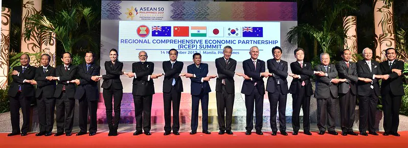 Fotografía grupal de líderes en la Cumbre de la Asociación Económica Integral Regional (RCEP) en Manila, Filipinas (14 de noviembre de 2017). Fuente: Galería de fotos de MEA