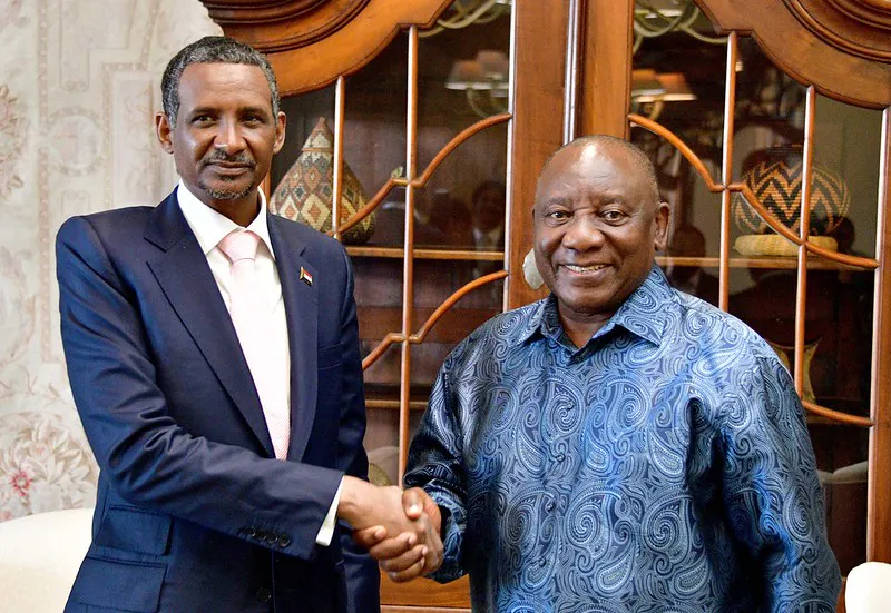 El presidente Cyril Ramaphosa recibe al líder de las Fuerzas de Apoyo Rápido (RSF), general Mohamed Dagalo, en su residencia oficial de Pretoria. (Fotos: GCIS)