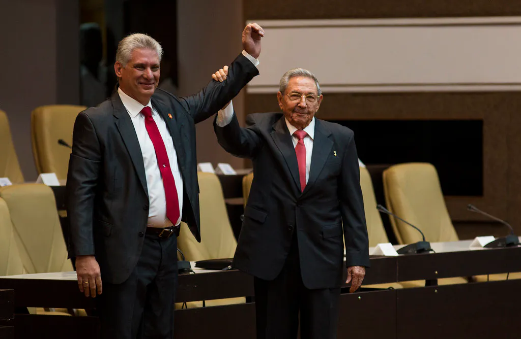 Miguel Díaz-Canel en su elección como presidente del Consejo de Estado y del Consejo de Ministros junto a Raul Castro. Foto: Irene Pérez/ Cubadebate.