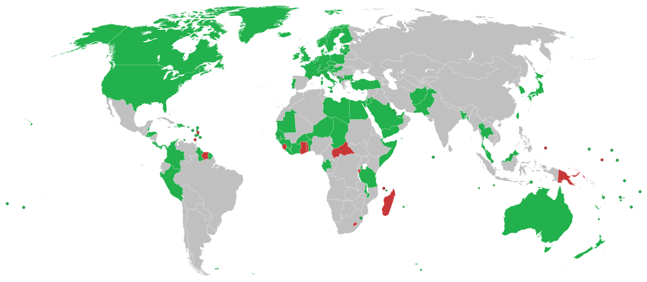 En verde los países que han reconocido a Kosovo, en rojo los que han retirado su reconocimiento y en gris los que no reconocen a Kosovo. Fuente: Dominio Público.