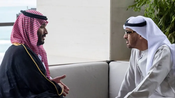 El príncipe heredero saudí, Mohammed bin Salman (izquierda), se reunió con el presidente de los EAU, el jeque Mohamed bin Zayed al Nahyan, en la cumbre del G20 de noviembre de 2022. Créditos: Reuters
