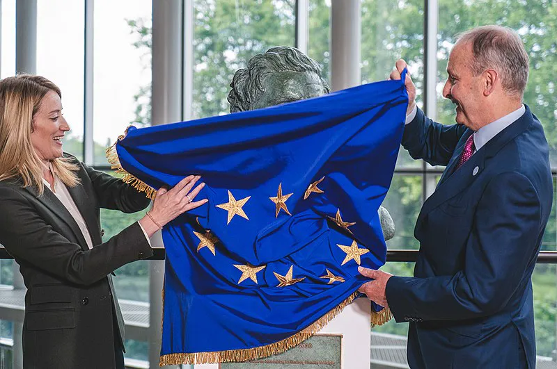 La presidenta del Parlamento Europeo, Roberta Metsola, inagurando la estatua John Hume