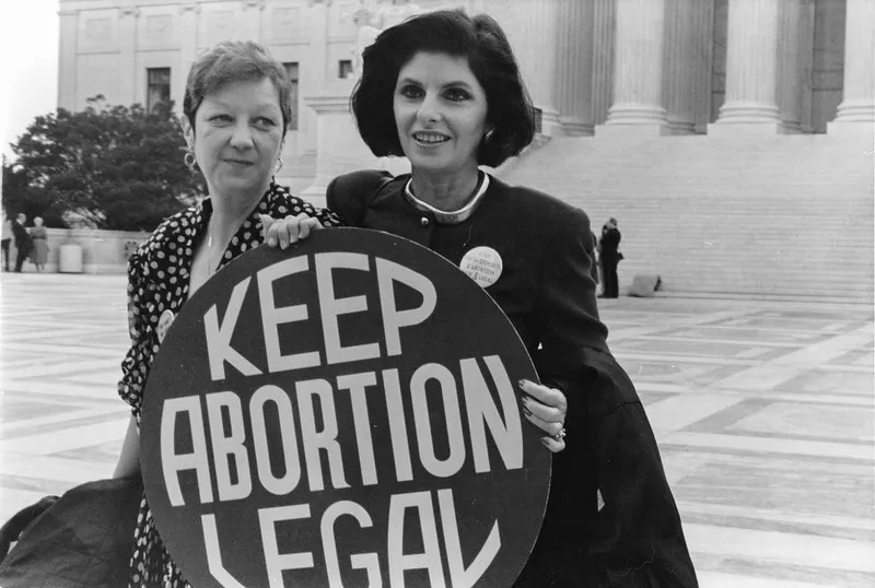Norma McCorvey, a la izquierda, quien fue Jane Roe en el caso Roe v. Wade de 1973, con su abogada, Gloria Allred, afuera de la Corte Suprema en abril de 1989. Fuente: Corte Suprema