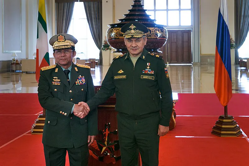 Reunión del Ministro de Defensa ruso, Sergei Shoigu, con el Comandante en Jefe de las Fuerzas Armadas de Myanmar, Min Aung Hlaing