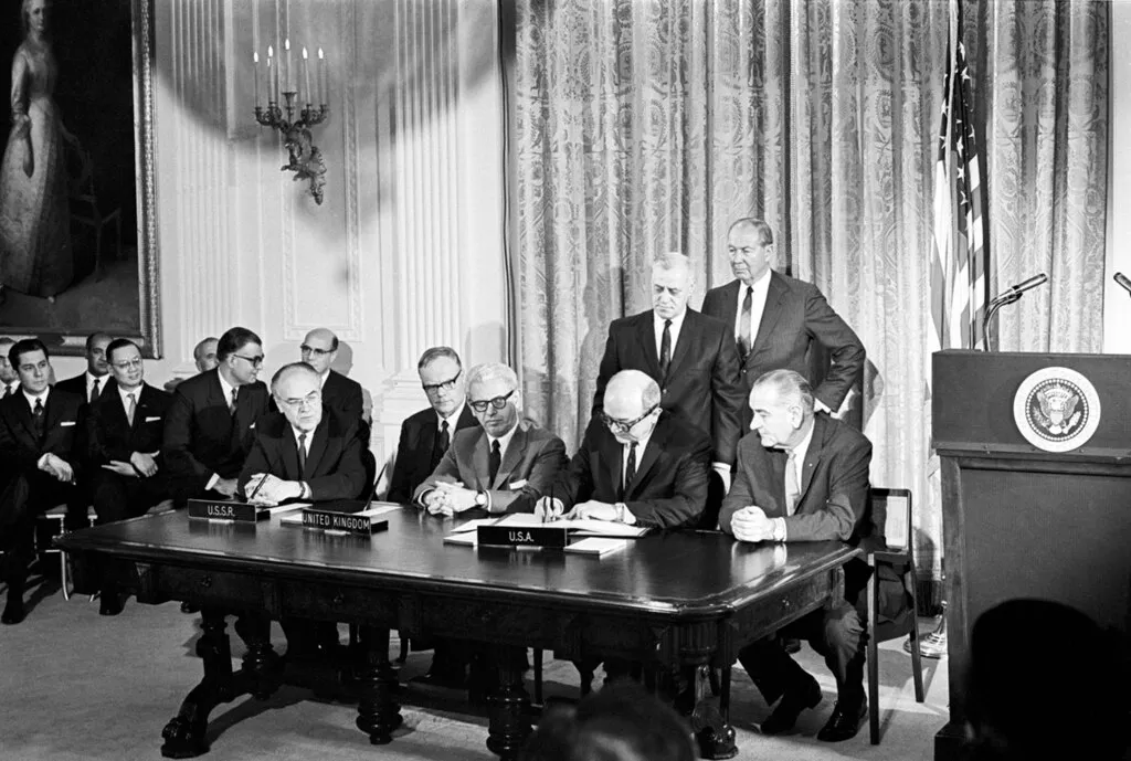 Firma del Tratado del Espacio Ultraterrestre, 27 de enero de 1967. Fuente: UIT