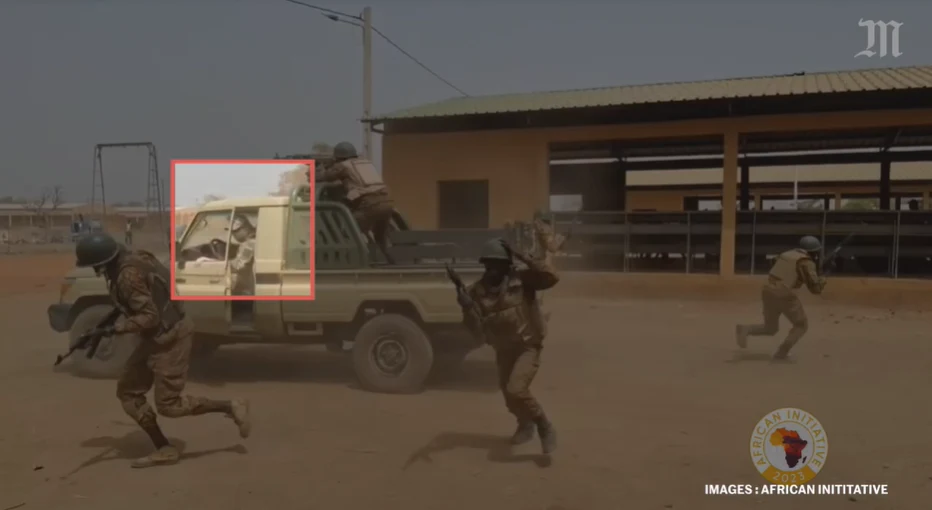 Soldado ruso entrena a tropas de Burkina Faso en la nueva base militar de Africa Corps. Fuente: Le Monde
