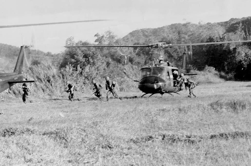 Soldados de la U.S. Army 1/7th Cavalry desembarcan de un Bell UH-1D Huey en LZ X-Ray durante la batalla del valle de Ia Drang. Fuente:&nbsp;United States Army