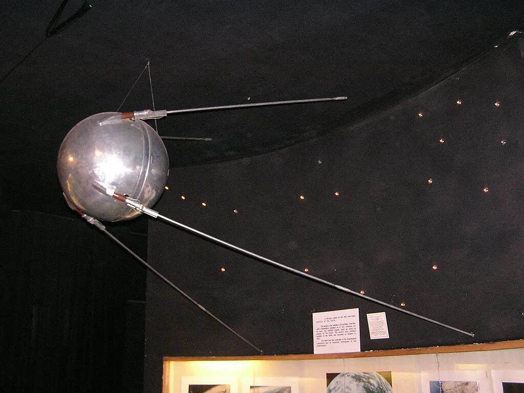 Réplica del Sputnik 1 en el Museo de Tecnología Espacial y de Misiles (San Petersburgo). Autor: Andrey Butko