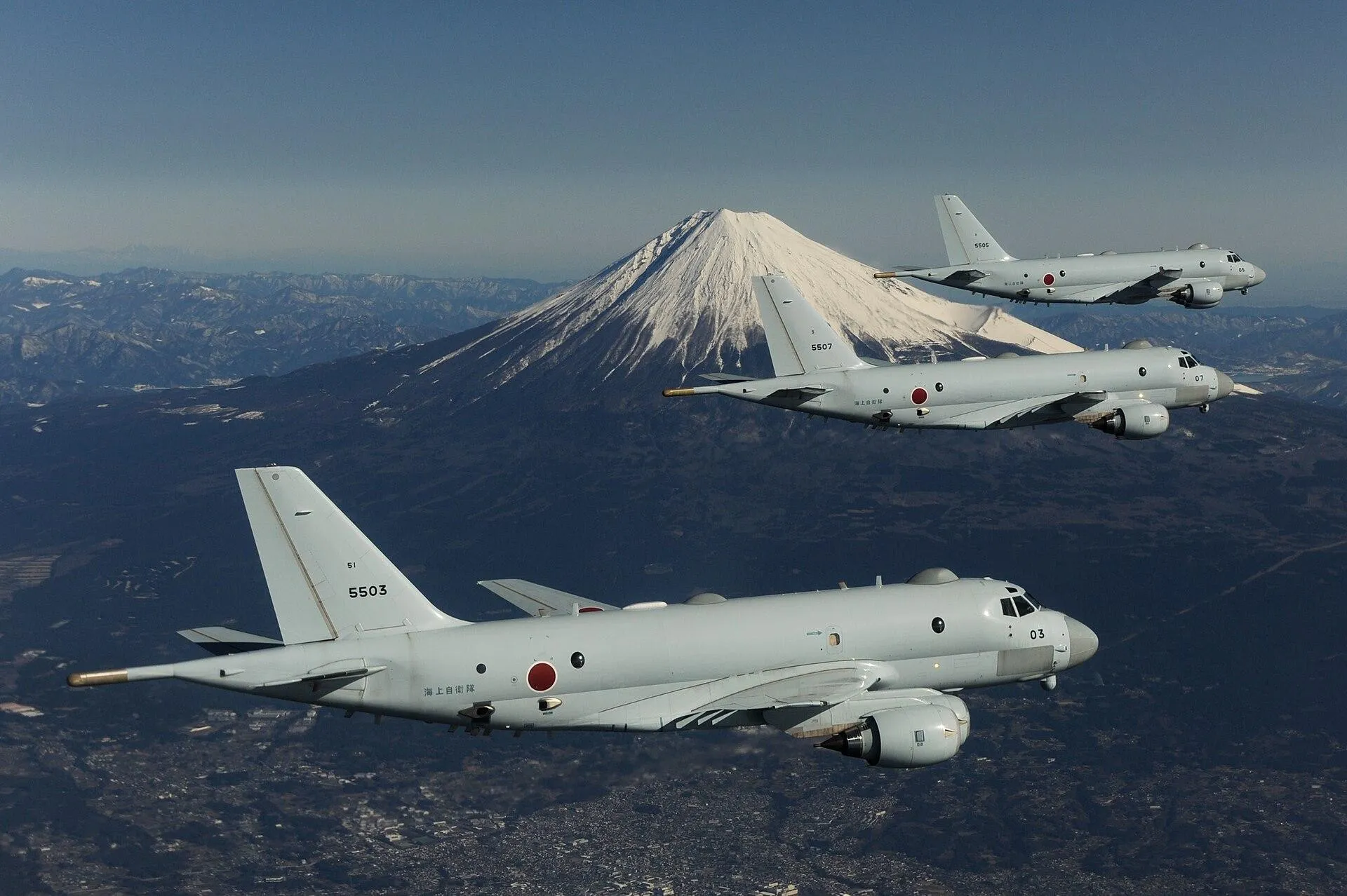 Tres aviones de patrulla marítima Kawasaki P-1 volando con el monte Fuji de fondo. Fuente: Ministerio de Defensa de Japón.