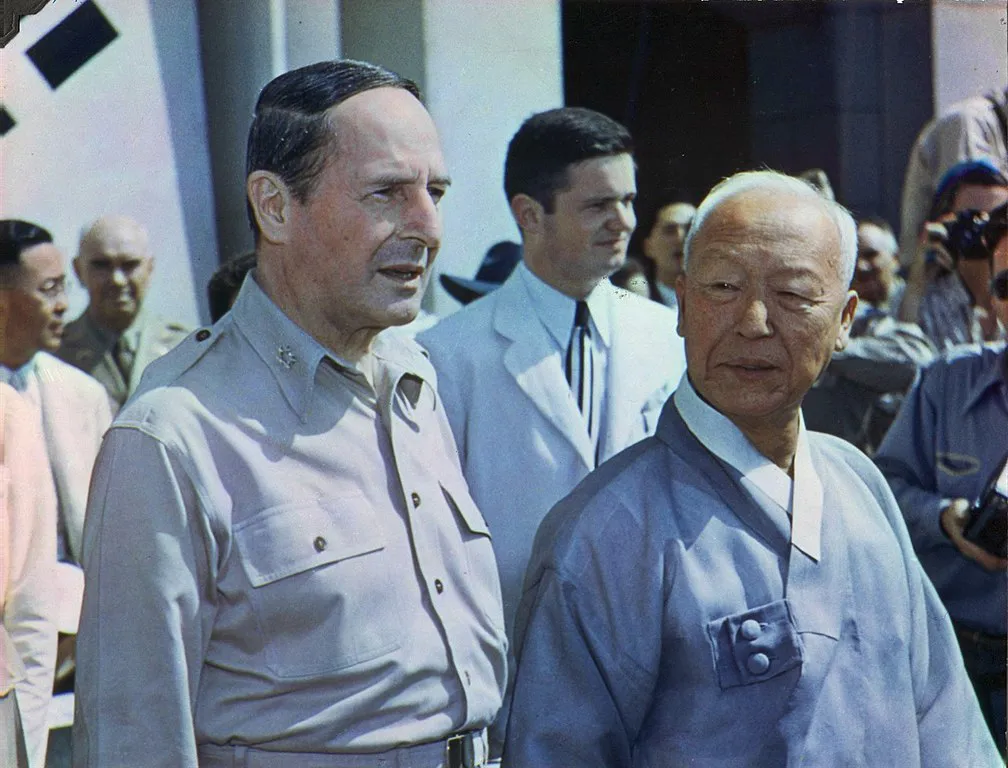 Syngman Rhee y Douglas MacArthur, 15 de agosto de 1948