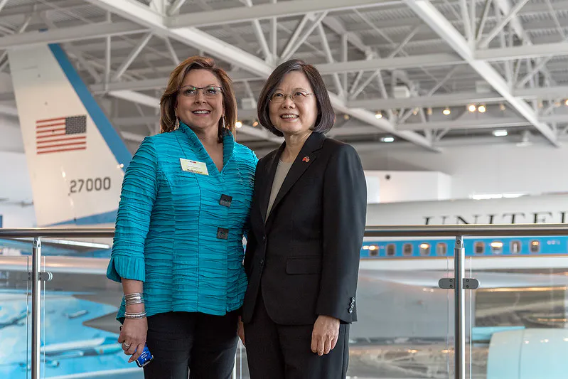 La presidenta Tsai se toma una foto con la gobernadora de Nuevo México, Susana Martínez, frente al avión Air Force One que alguna vez utilizó el presidente Ronald Reagan. (13/08/2018). Fuente: Palacio presidencial