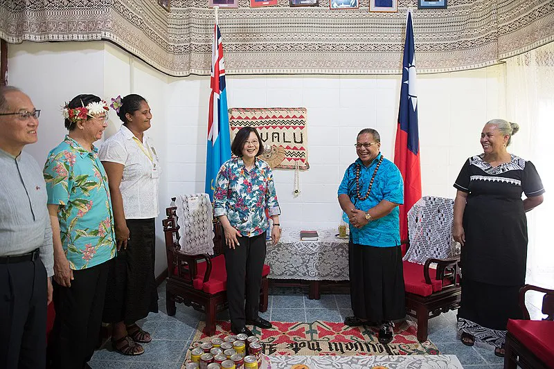 La presidenta de Taiwán, Tsai Ing-wen, visita al gobernador general de Tuvalu, Iakoba Italeli, en noviembre de 2017.