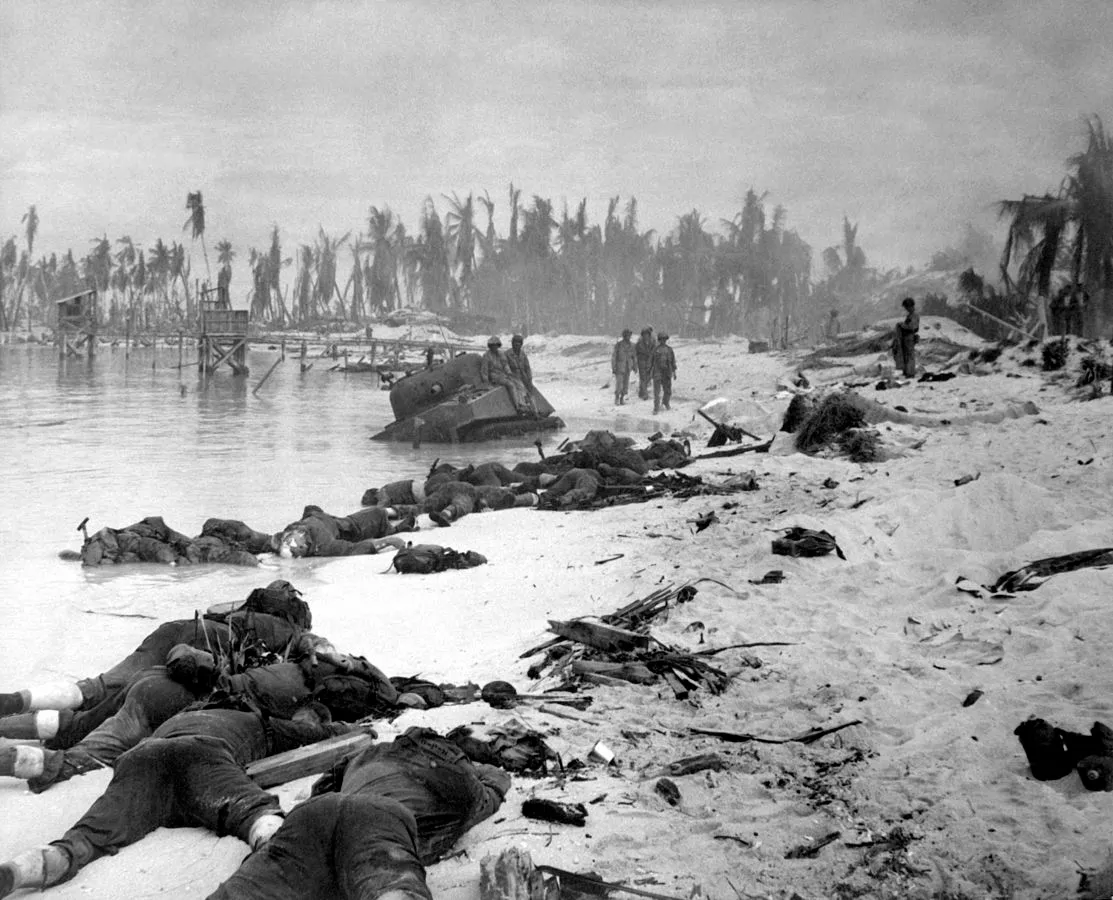 Vista de la playa de la isla Betio, atolón de Tarawa, islas Gilbert, después de la invasión estadounidense en noviembre de 1943.