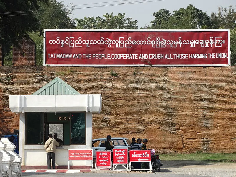 Cartel fuera del Palacio de Mandalay, Myanmar (Birmania). Fuente: Adam Jones de Kelowna, BC, Canadá