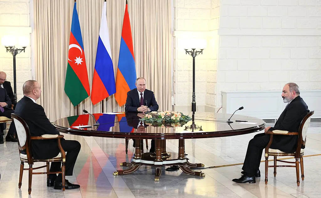 El presidente de Rusia, Vladimir Putin, en las conversaciones trilaterales con el presidente de Azerbaiyán, Ilham Aliyev, y el primer ministro de Armenia, Nikol Pashinyan. Fuente: Kremlin.ru