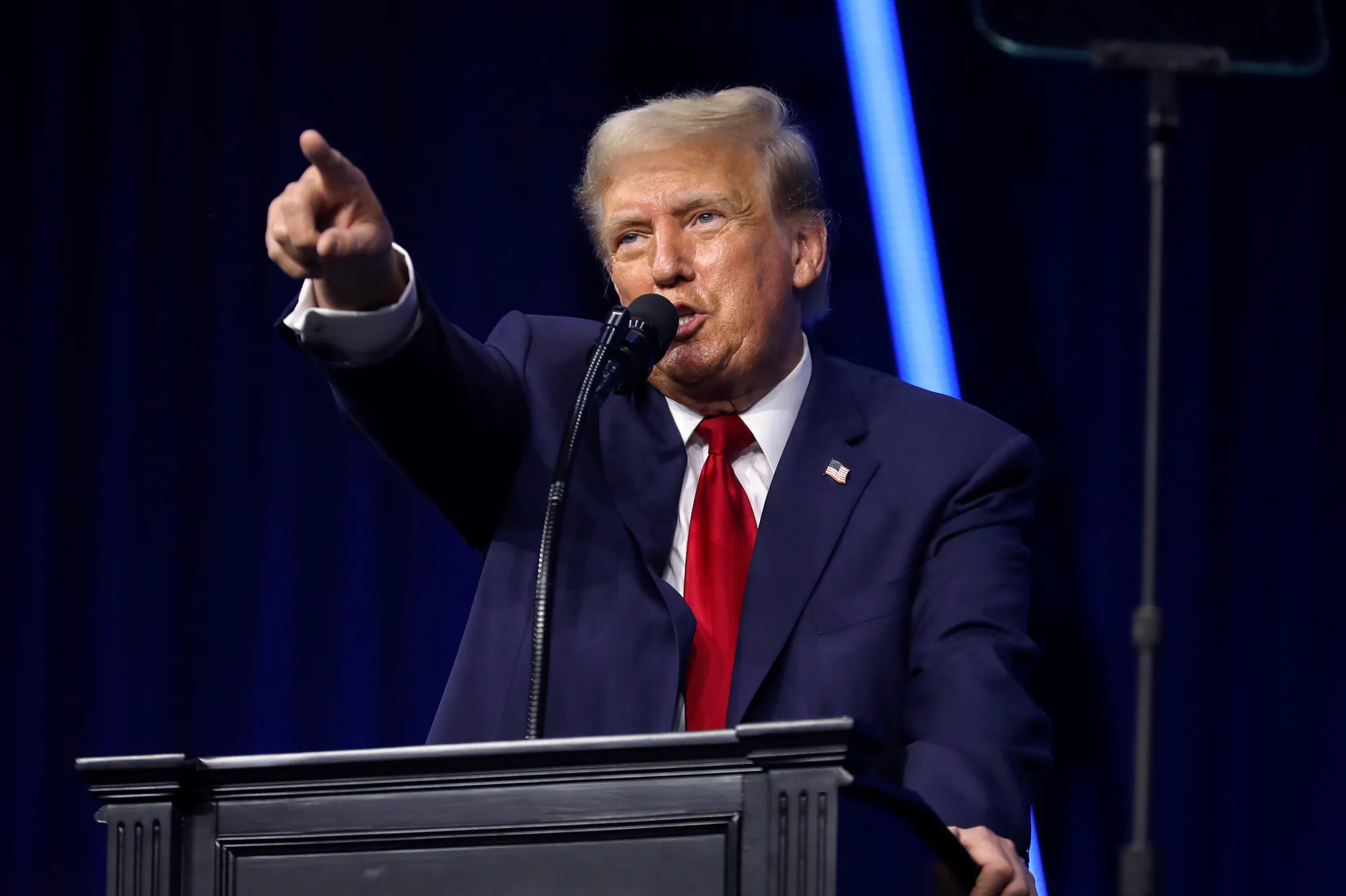 El expresidente de los Estados Unidos Donald Trump habla con los asistentes a la Convención Popular en Huntington Place en Detroit, Michigan. Autor: Gage Skidmore