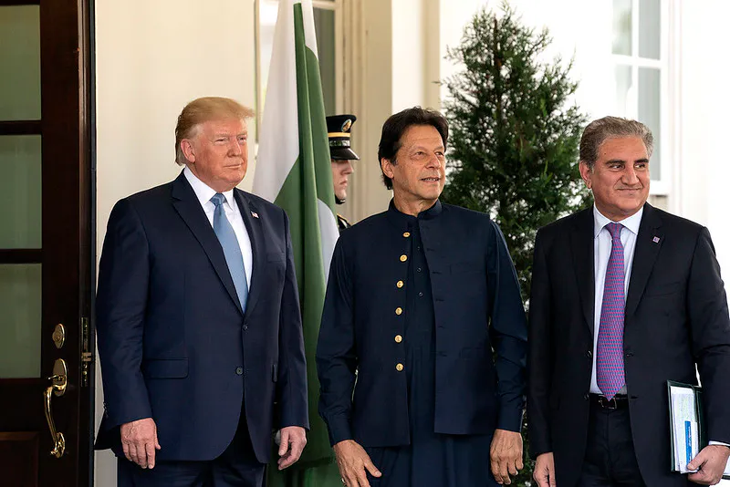 El presidente Donald J. Trump recibe al primer ministro de la República Islámica de Pakistán, Imran Khan, el lunes 22 de julio de 2019 en la entrada del vestíbulo del Ala Oeste de la Casa Blanca. (Foto oficial de la Casa Blanca por Joyce N. Boghosian)