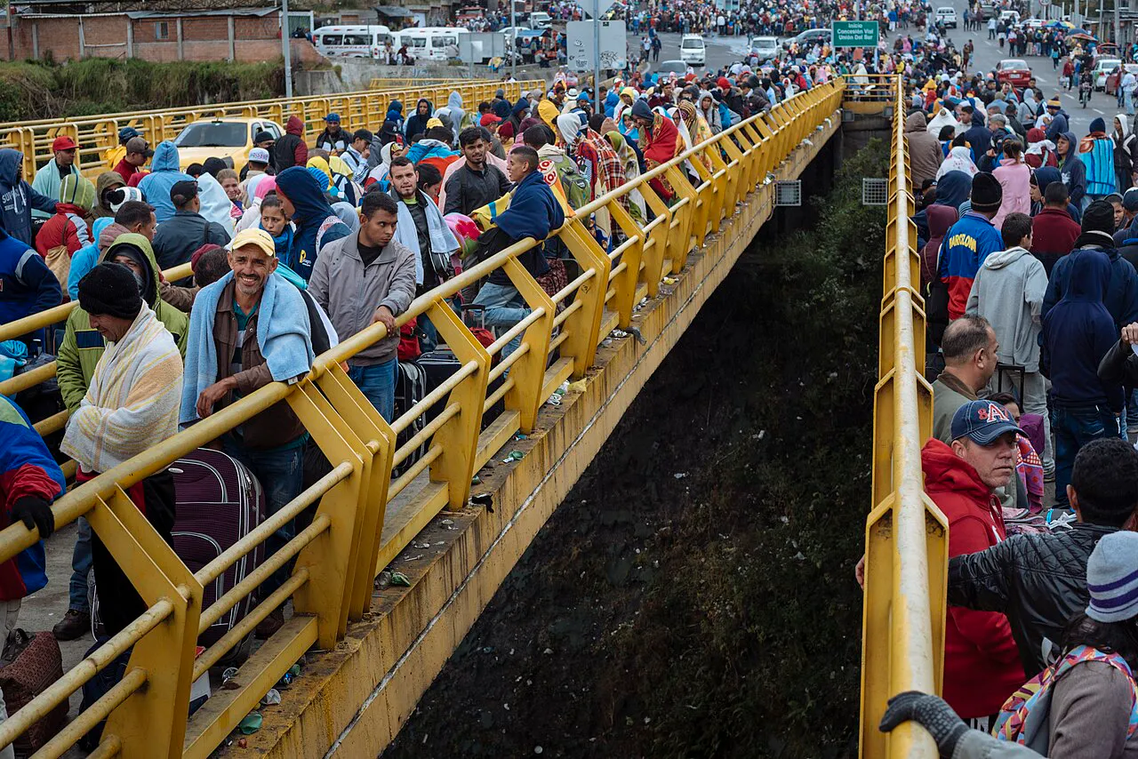 Cientos de venezolanos cruzando la frontera con Ecuador durante la crisis de refugiados de 2018. Fuente: UNICEF