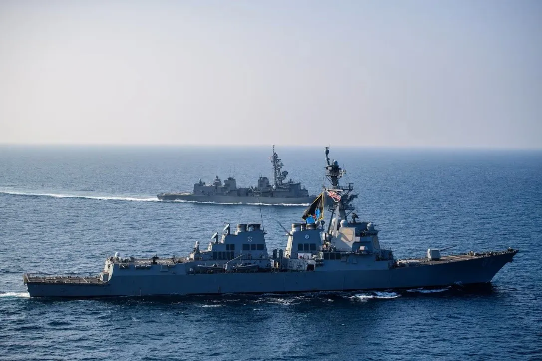 Vista del USS Mason junto al destructor japonés Akebono en el Golfo de Adén. Créditos: Dpto. de Defensa de Estados Unidos