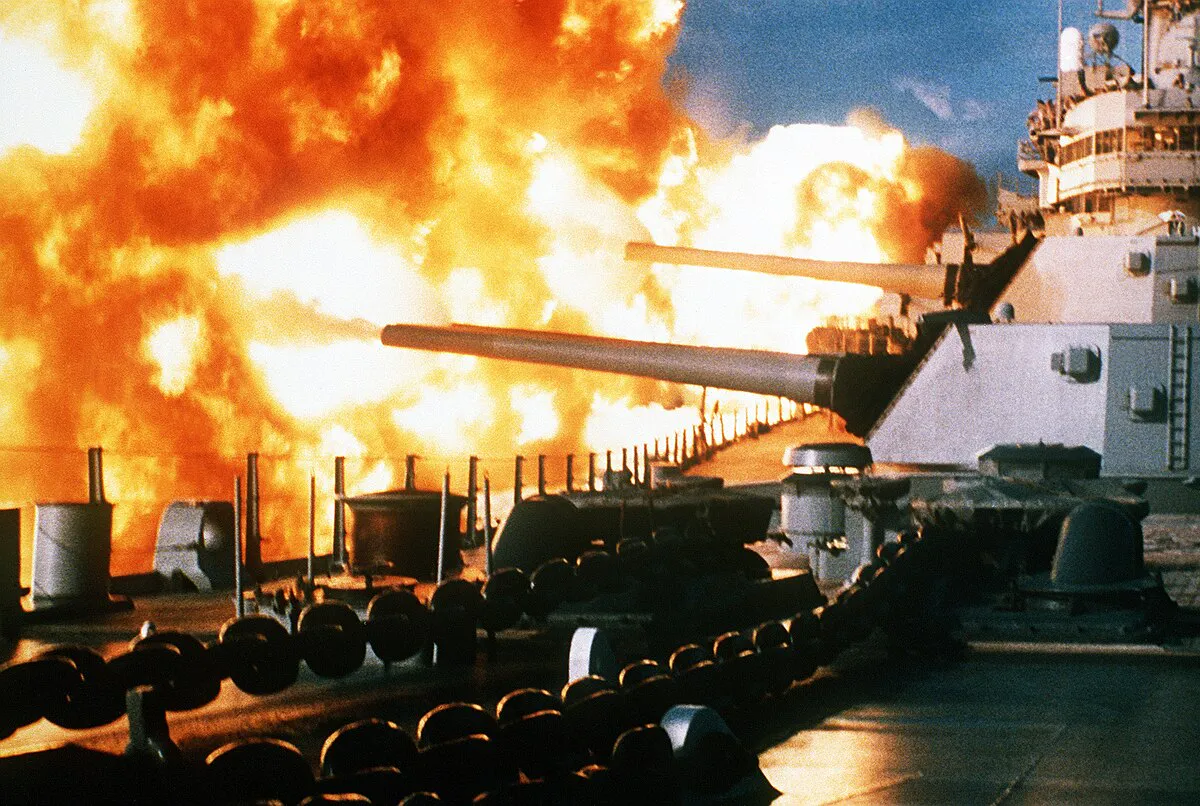 El USS New Jersey dispara una salva desde sus cañones de 16"/50 durante un despliegue frente a la costa de Beirut, Líbano, 9 de enero de 1984.