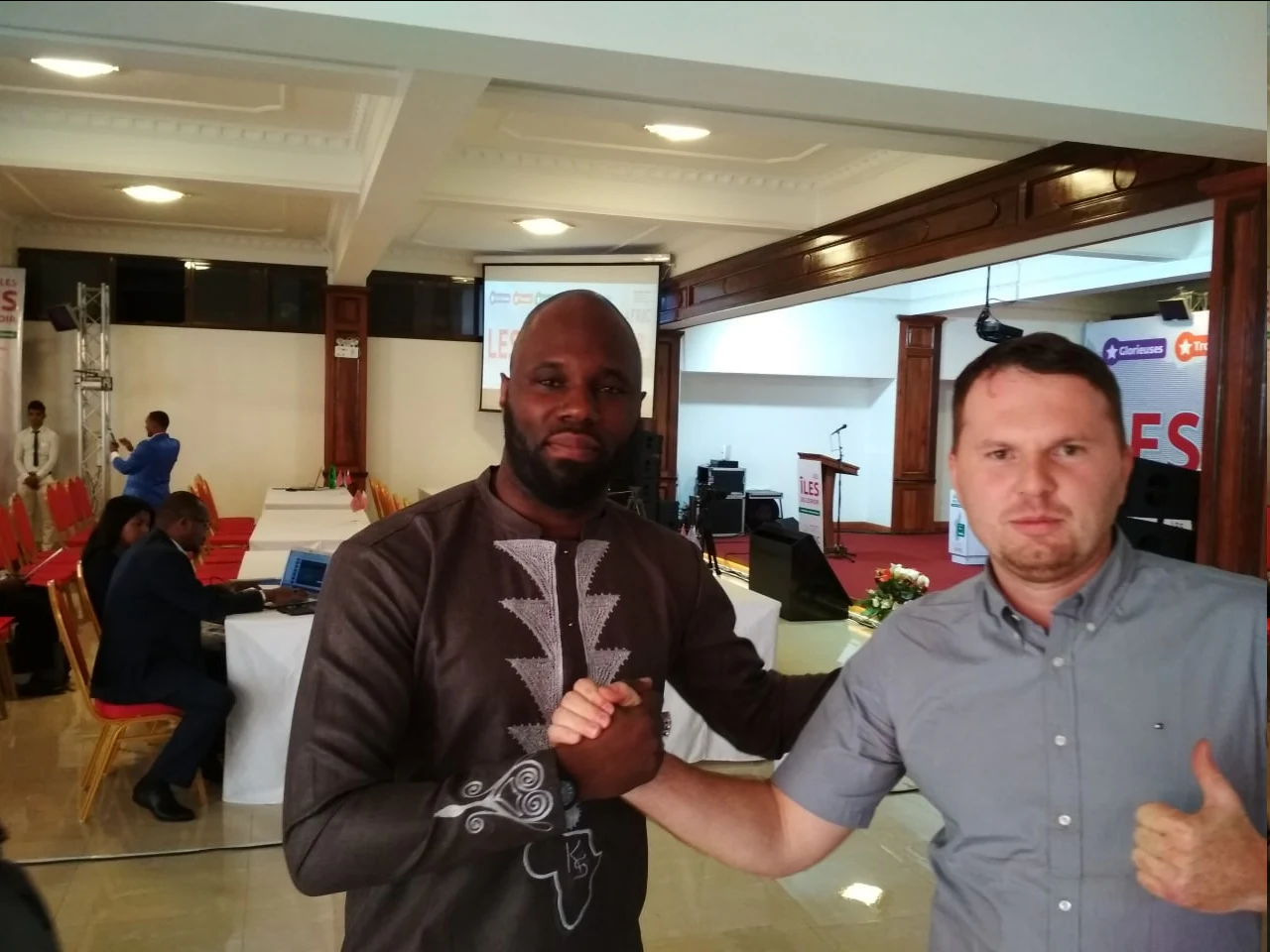 Victor Lukovenko con Kemi Seba en la Conferencia AFRIC en Madagascar el 28 de septiembre de 2018. Fuente: AllEyesonWagner
