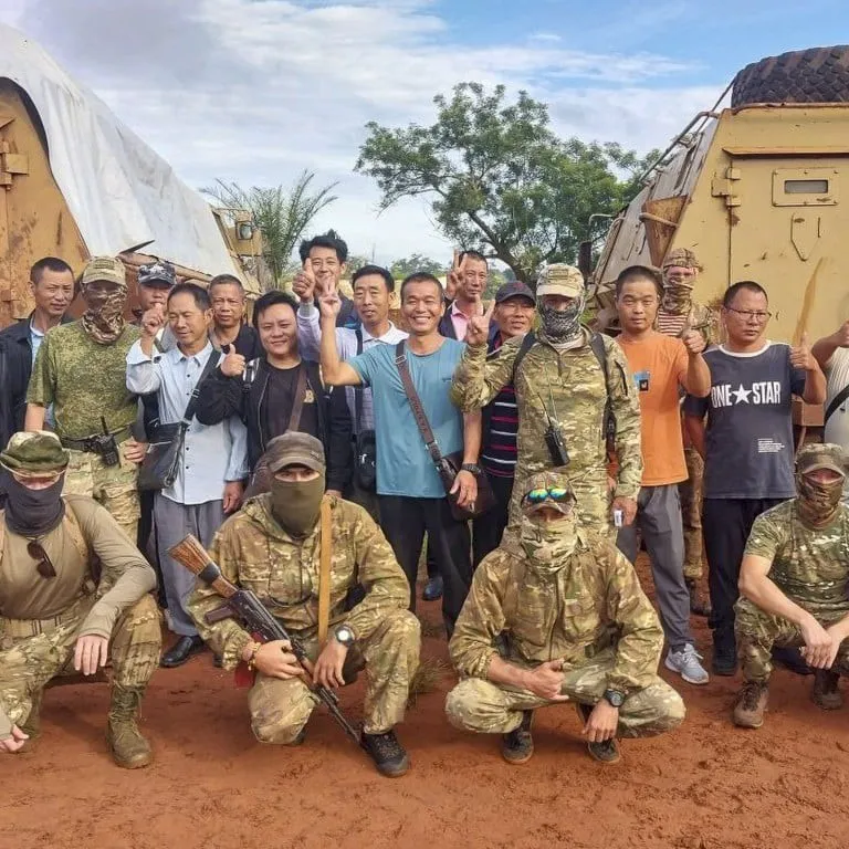 Combatientes de Wagner posando con mineros chinos evacuados que se encontraban en una mina cerca de Bambari, en la República Centroafricana. Foto: Grupo Wagner