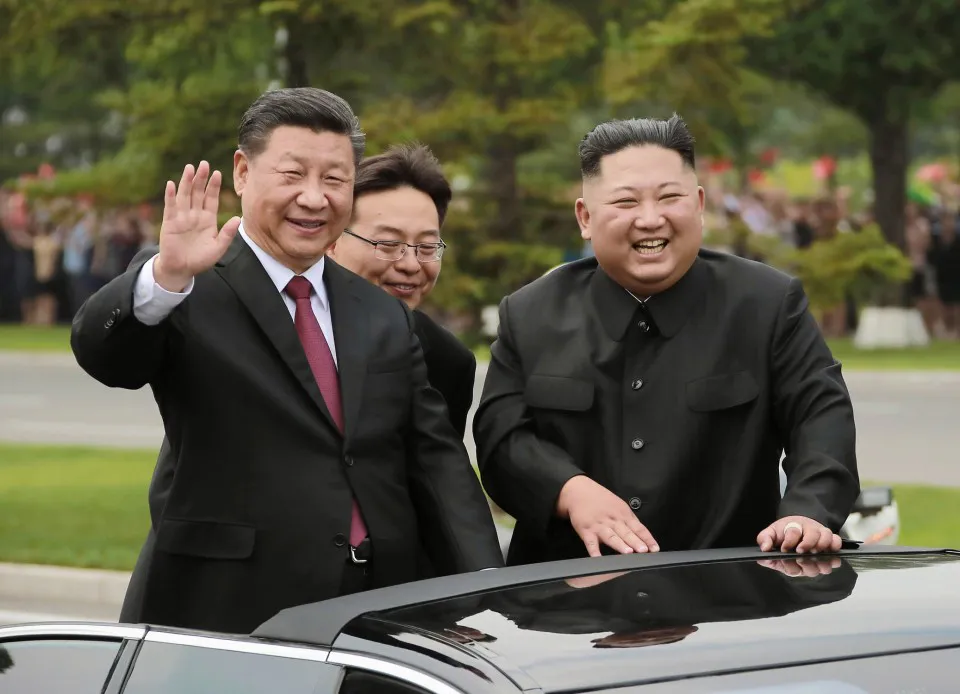 El presidente chino, Xi Jinping (izq.) y el líder norcoreano, Kim Jong Un (der.)) [KCNA/Kyodo]
