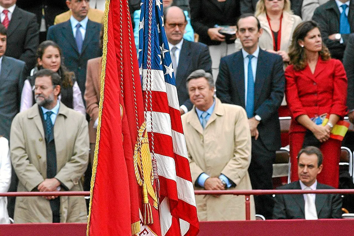 Zapatero no se levanta ante el paso de la bandera de EEUU en el Desfile de las FFAA del 12 de Octubre de 2003. Autor: JAIME VILLANUEVA