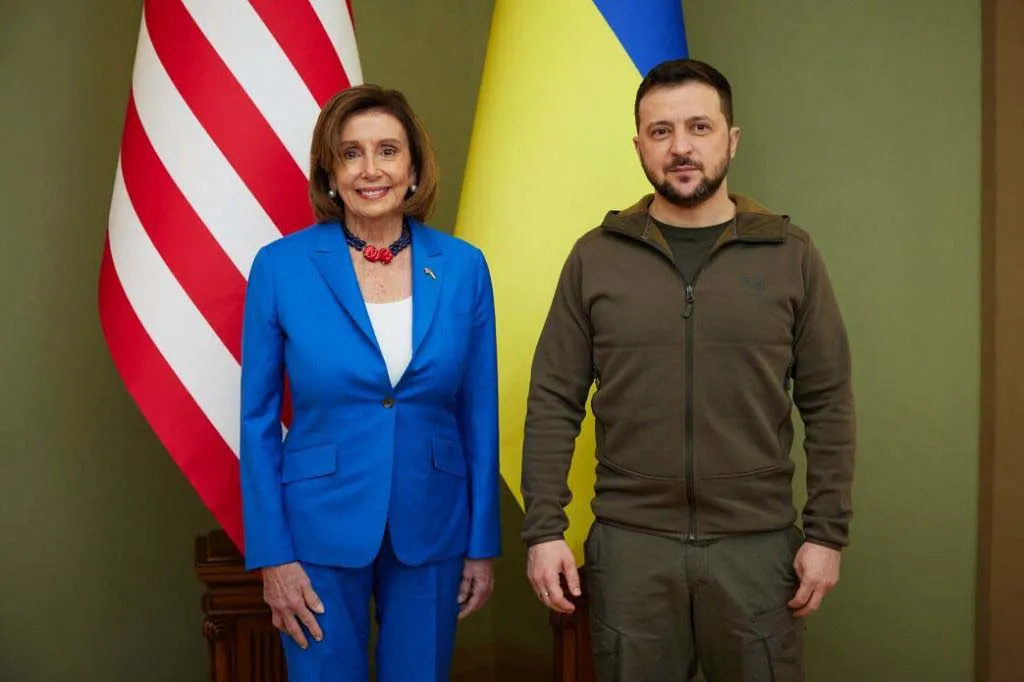 El presidente ucraniano, Volodymyr Zelensky (derecha), se reúne con la presidenta de la Cámara de Representantes de Estados Unidos, Nancy Pelosi (izq.), en la capital, Kiev, Ucrania. Agencia Anadolu/Getty Images