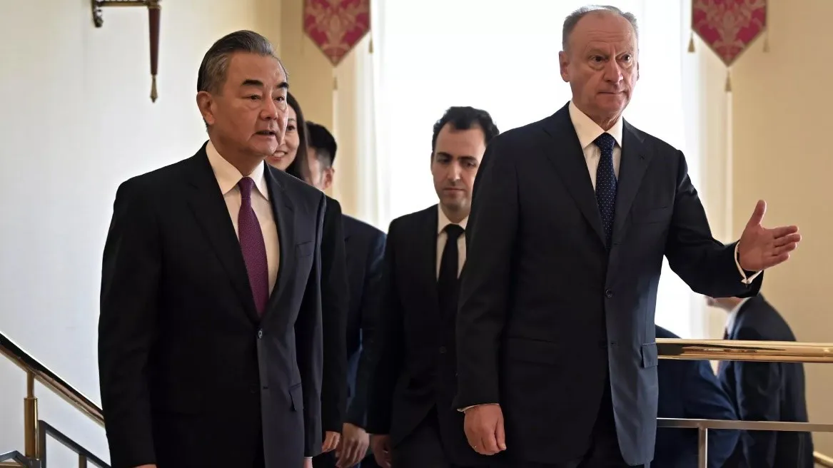 Patrushev junto al ministro de asuntos exteriores chino, Wang Yi. Créditos: Sputnik