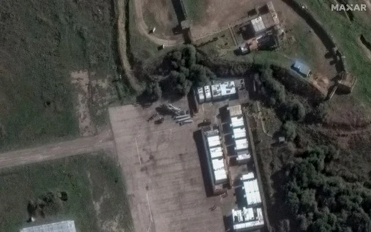 Una imagen de satélite tomada el viernes muestra un helicóptero de ataque Ka-52 siendo desmantelado en el aeródromo de Hmeimim en Siria. Créditos: Maxar vía Washington Post