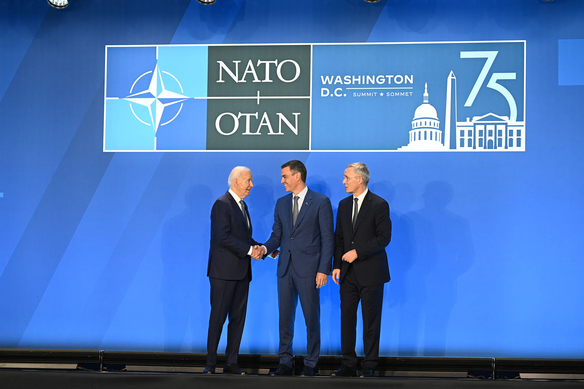 El presidente del Gobierno, Pedro Sánchez, saluda al presidente de Estados Unidos, Joe Biden, en presencia del secretario general de la OTAN, Jens Stoltenberg. | Pool OTAN y Pool Moncloa/Borja Puig de la Bellacasa