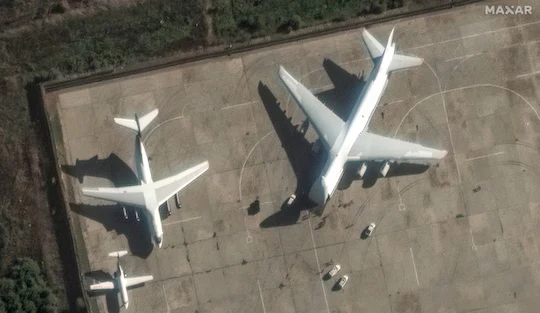 Aviones de carga en un aeródromo ruso en Siria con sus conos de nariz abiertos para recibir equipo pesado, en una imagen publicada el viernes. Créditos: Maxar via Washington Post
