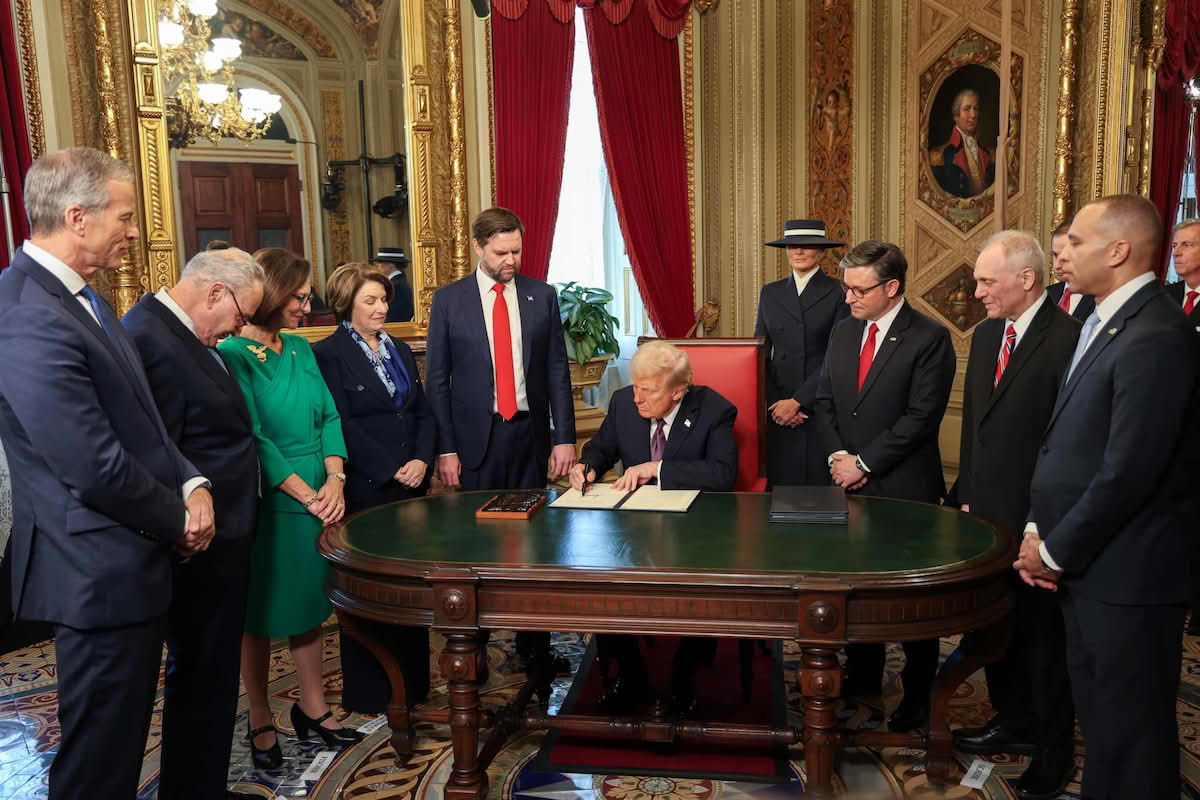 Donald Trump firma los papeles de investidura como presidente el 20 de enero de 2025 Por Mike Johnson . Licencia: Dominio público