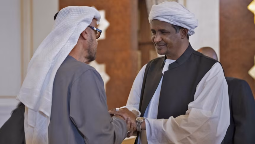 El líder sudanés de las RSF, Mohamed Hamdan Dagalo (derecha), se reúne con el presidente de los Emiratos Árabes Unidos, Mohammed bin Zayed, en Abu Dabi el 15 de mayo de 2022 (Ministerio de Asuntos Presidenciales de los Emiratos Árabes Unidos/AFP).