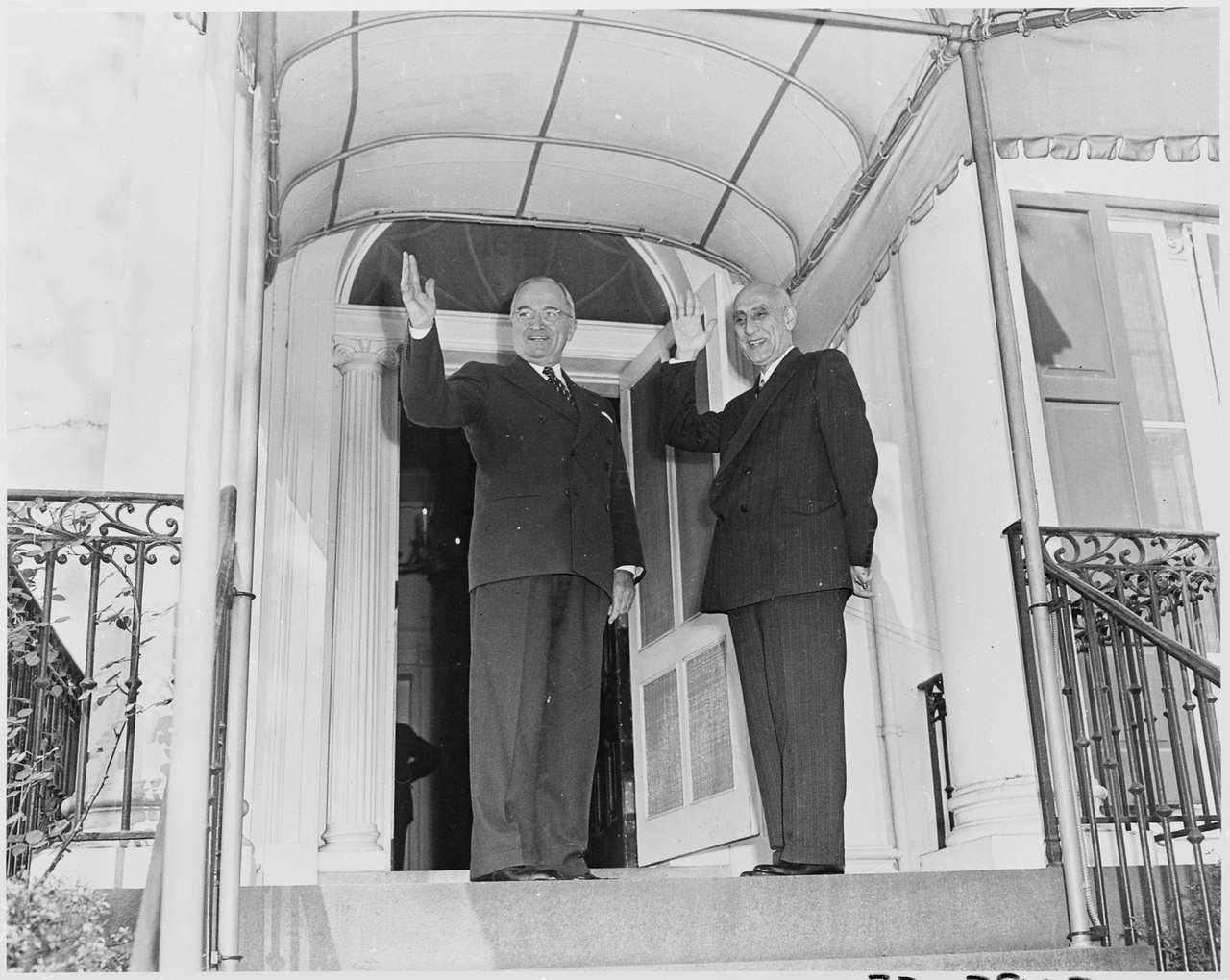 Fotografía del presidente Truman y el primer ministro Mohammad Mossadegh de Irán, 23 de octubre de 1951. Fuente: Dominio Público