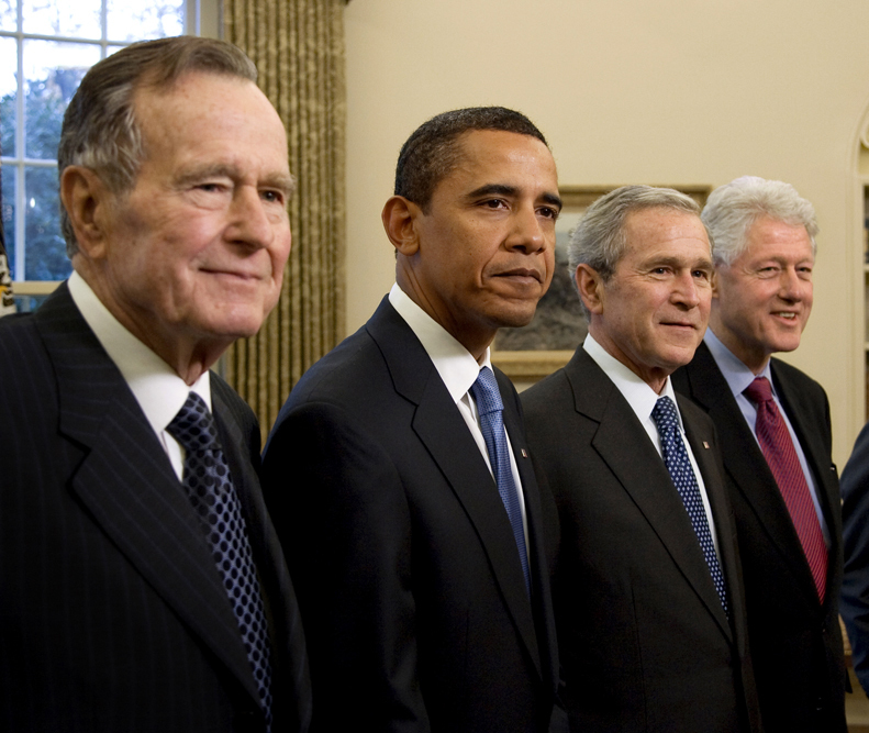 George H. W. Bush , Barack Obama , George W. Bush y Bill Clinton en la Oficina Oval
